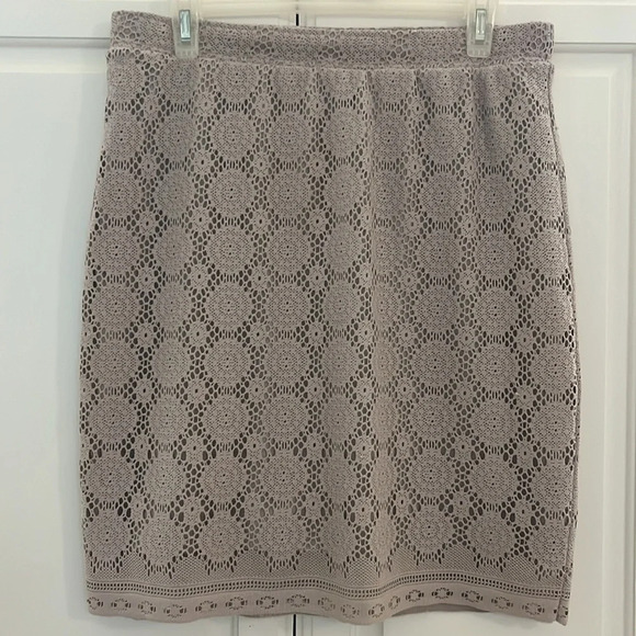 Cato soft stretchy pull on knee shirt crochet like overlay lined taupe Medium - Picture 1 of 7